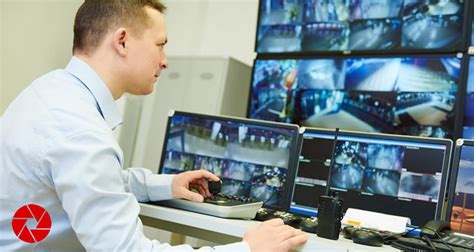 Profesional de seguridad revisando cámaras de vigilancia