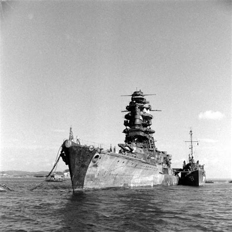 Fotografía del acorazado japonés Hyūga en su configuración híbrida