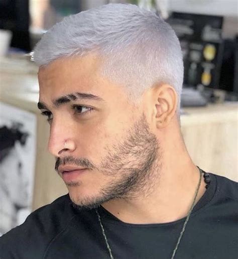 Hombres con cabello rubio platino