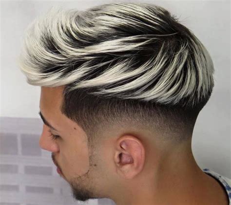 Corte Pompadour con mechas rubio platino