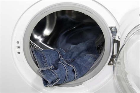 Lavadora con jeans y solución de decoloración