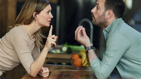 Pareja discutiendo con un mesero