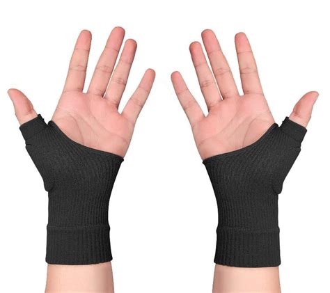 Primer plano de un guante negro sin dedos y una bufanda negra larga.