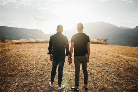 Pareja de chicos en un vestuario