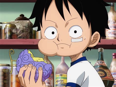 Monkey D. Luffy comiendo la fruta Gomu Gomu