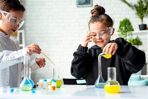 Szayelaporro observando un experimento