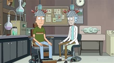 Detalle de Rick y Morty con equipo de maniobra tridimensional
