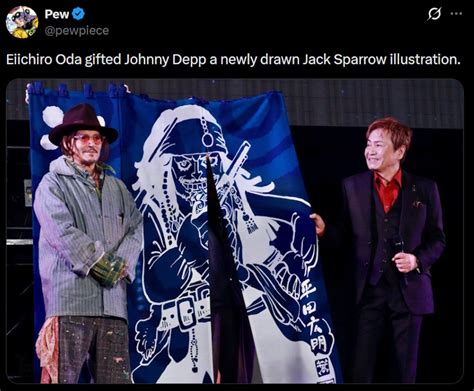 Johnny Depp recibiendo un regalo de Eiichiro Oda