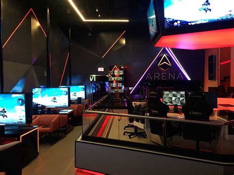 Jugadores de videojuegos compitiendo en una sala de PC