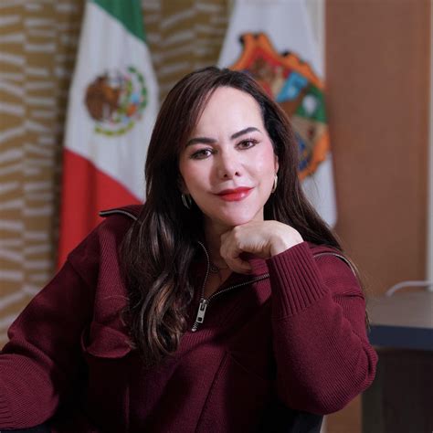 Ilustración de Tracer y Widowmaker en un momento íntimo