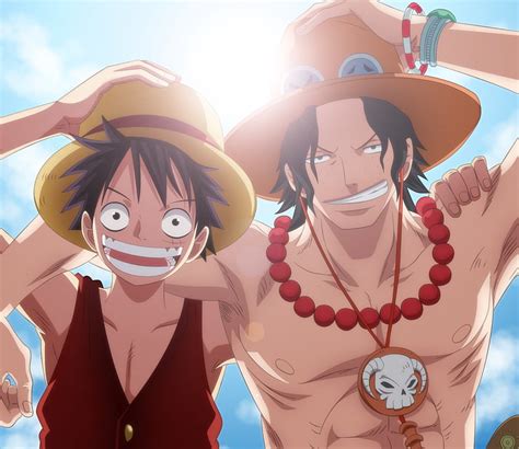 Portgas D. Ace entregando un objeto a Monkey D. Luffy