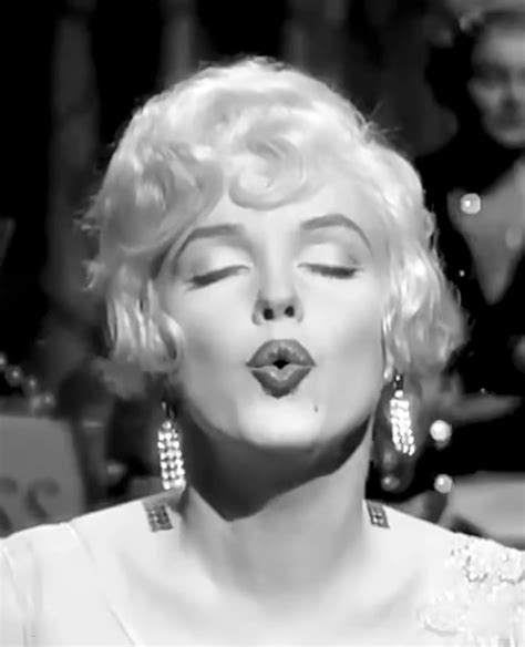 Marilyn Monroe cantando en Con faldas y a lo loco
