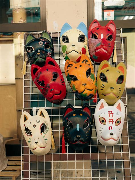 Festival japonés con personas usando máscaras de zorro