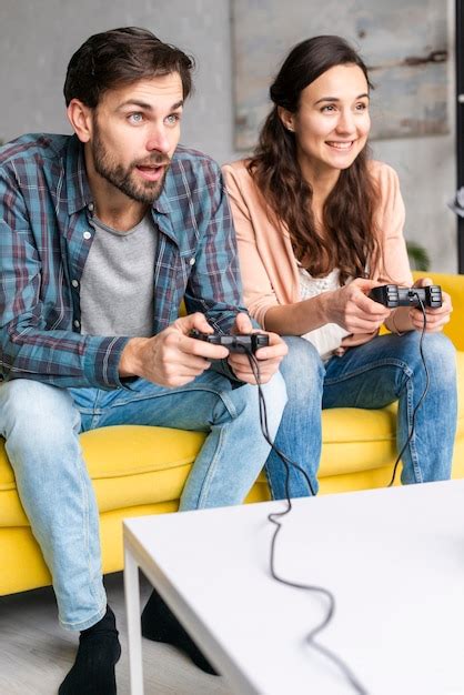Pareja joven interactuando con videojuegos