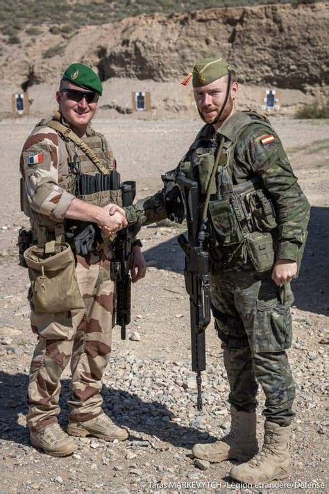 soldado en uniforme de la Legión Extranjera Francesa